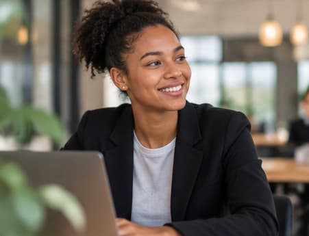 Une jeune diplômée sourit dans un espace de travail lumineux